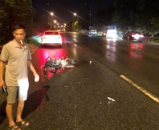 Cô gái trẻ chạy xe máy ngược chiều trên đại lộ Thăng Long, tông vào ô tô Tu vong tại chỗ - Ảnh 1.