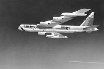 Một máy bay ném bom B-52 của Không quân Mỹ năm 1957. Ảnh AP.