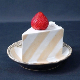 Thêm một phát minh của người Nhật chứng tỏ sự cầu kỳ từ những điều nhỏ nhất: Chiếc đĩa hình bánh kem chỉ để... ăn dâu - Ảnh 1.