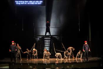 Vở Nhạc kịch ‘Những người khốn khổ’ chinh phục khán giả Thủ đô trong đêm đầu tiên ra mắt - Ảnh 1.