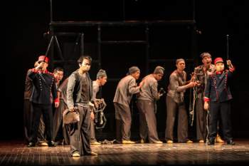 Vở Nhạc kịch ‘Những người khốn khổ’ chinh phục khán giả Thủ đô trong đêm đầu tiên ra mắt - Ảnh 2.