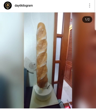 Netizens cười ngất với chiếc bánh mì khổng lồ nam idol người Hàn được tặng dịp sinh nhật, tưởng đâu mua ở Big C Việt Nam - Ảnh 1.
