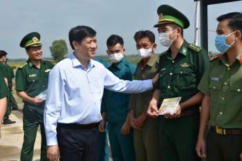 Bộ trưởng Bộ Y tế Nguyễn Thanh Long thăm và trao quà động viên các lực lượng tại chốt phòng chống COVID-19 trên địa bàn biên giới tỉnh Tây Ninh. Ảnh: Khôi Nguyễn
