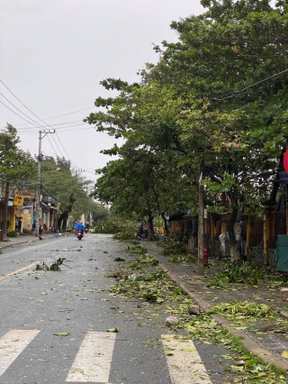 Khung cảnh Hội An xơ xác sau cơn bão số 9, một biểu tượng du lịch bị vùi dập khiến du khách quặn lòng - Ảnh 1.