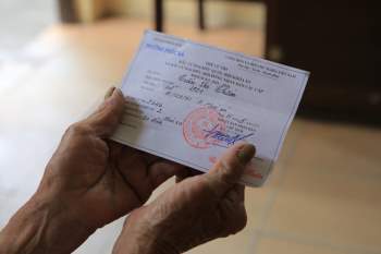 Cử tri đặc biệt - cụ bà 100 tuổi ở Hà Nội hân hoan đi bầu cử - Ảnh 3.