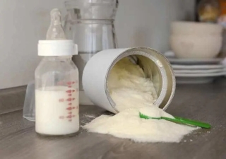 4 bước pha sữa đúng chuẩn để hạn chế tình trạng trẻ có thể nuốt hàng triệu hạt vi nhựa mỗi ngày vì bú bình - Ảnh 1.