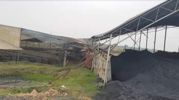 Lò gạch tại thôn Phú Tàng, xã Bắc Phú hoạt động hết công suất, xe chở than, đất vào các lò gạch, xe tải chở gạch đi tiêu thụ. Ảnh: Nguyên Phong