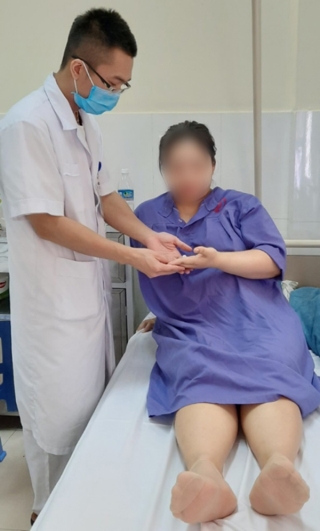Bác sĩ căng thẳng giúp thai phụ nặng 152 kg sinh con ở Quảng Ninh