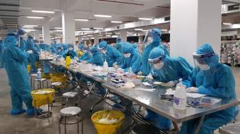 Hơn 300 công nhân ở Bắc Giang dương tính Covid-19, Bộ Y tế họp khẩn -0