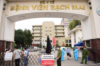 Bệnh viện Bạch Mai chính thức lên tiếng thông tin hơn 200 nhân viên chuyển, nghỉ việc - Ảnh 2.