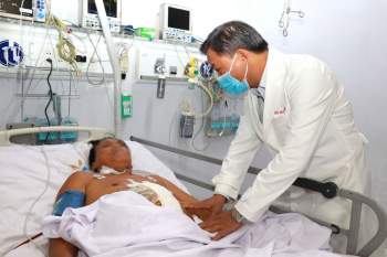 BS CKII La Văn Phú, Trưởng Khoa Ngoại tổng hợp BV, thăm khám cho bệnh nhân bị T*i n*n giao thông nguy kịch tính mạng.