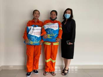 Trao quà tết cho 300 nữ công nhân vệ sinh môi trường - ảnh 1