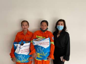 Trao quà tết cho 300 nữ công nhân vệ sinh môi trường - ảnh 2
