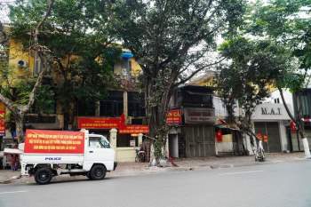 Ngày đầu Hà Nội đóng cửa quán ăn chống dịch, hàng quán vẫn nhan nhản đón khách - ảnh 14