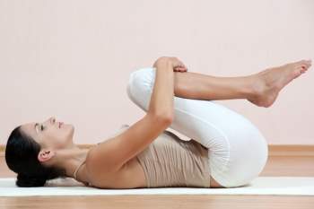 Nằm ngửa, hai chân co, từ từ nâng mông lên, khỏe cơ, giúp khớp háng linh hoạt.