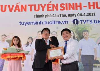 PGS.TS Đỗ Văn Dũng nhận danh hiệu ‘Bạn đồng hành quanh tôi’ của báo Tuổi Trẻ - Ảnh 1.