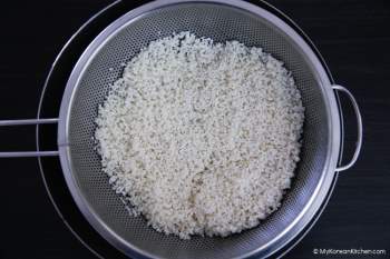 Công thức từ A-Z làm bánh gạo Hàn Quốc cực dễ dàng bằng lò vi sóng, chẳng cần phải mua đồ đông lạnh làm gì - Ảnh 2.