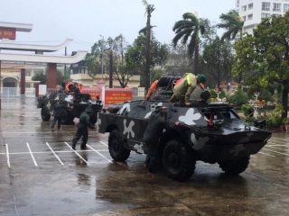Xe đặc chủng của quân đội luôn túc trực để ứng cứu người dân bị nạn trong bão số 9.