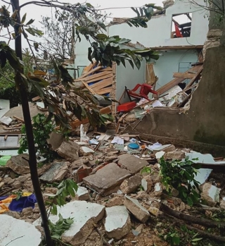 Một số hình ảnh ban đầu bão số 9 càn quét qua Quảng Ngãi, nhiều ngôi nhà ở huyện đảo Lý Sơn bị hư hỏng nặng.