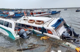 Nhiều tàu ở đảo Lý Sơn bị bão đánh chìm