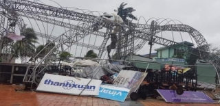 Sân khấu ngoài trời BNF, cạnh bãi biển Phạm Văn Đồng, TP Đà Nẵng bị gió giật đổ.