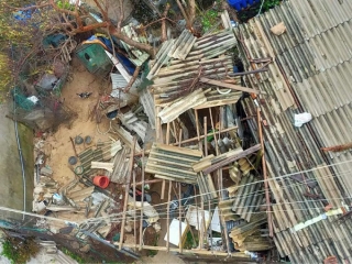 Gió ở đảo Lý Sơn (Quảng Ngãi) đang rất mạnh, hàng loạt nhà đã bị tóc mái. Trong ảnh, một căn nhà bị tốc mái. Ảnh: CHÍ TÂM