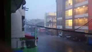 Vỡ đê, làng mạc bị nhấn chìm ít nhất 4 người ch*t trong siêu bão Goni ở Philippines - Ảnh 5.