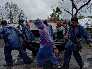 Vỡ đê, làng mạc bị nhấn chìm ít nhất 4 người ch*t trong siêu bão Goni ở Philippines - Ảnh 6.