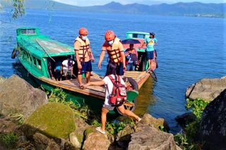 Những đứa trẻ vội vã sơ tán cùng gia đình trong siêu cuồng phong Goni - cơn bão mạnh nhất năm 2020 ở Philippines - Ảnh 8.