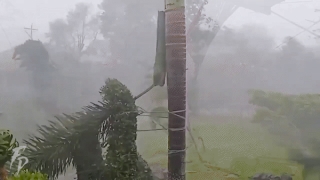 Vỡ đê, làng mạc bị nhấn chìm ít nhất 4 người ch*t trong siêu bão Goni ở Philippines - Ảnh 4.
