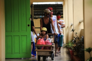 Những đứa trẻ vội vã sơ tán cùng gia đình trong siêu cuồng phong Goni - cơn bão mạnh nhất năm 2020 ở Philippines - Ảnh 11.