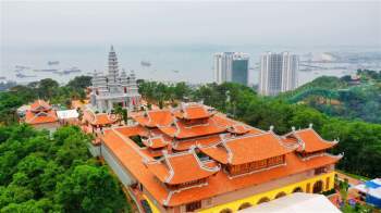 Du ngoạn Quảng Ninh, đừng quên ghé thăm những ngôi chùa độc nhất vô nhị - Ảnh 1.
