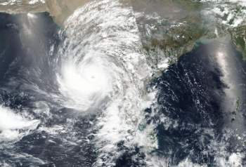 Chưa hết địa ngục trần gian COVID-19, người dân Ấn Độ lại sắp hứng chịu siêu bão mạnh nhất trong vòng 20 năm - Ảnh 2.
