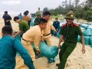 Ảnh: Quảng Trị, Huế chạy đua gia cố nhà, sơ tán dân trước giờ bão số 13 đổ bộ - 10