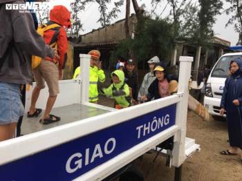 Ảnh: Quảng Trị, Huế chạy đua gia cố nhà, sơ tán dân trước giờ bão số 13 đổ bộ - 12