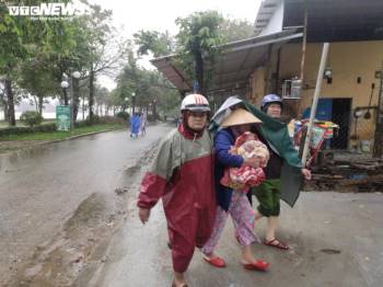 Ảnh: Quảng Trị, Huế chạy đua gia cố nhà, sơ tán dân trước giờ bão số 13 đổ bộ - 13