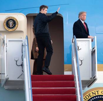 Hoàng tử Nhà Trắng Barron Trump bất ngờ được gọi tên giữa lúc bầu cử Tổng thống Mỹ đang cam go - Ảnh 8.