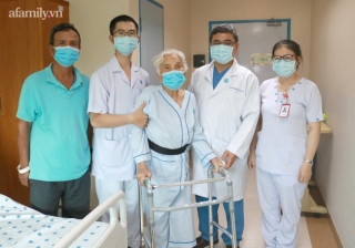 Hiếm gặp: Bác sĩ Sài Gòn lấy sỏi mặt, thay khớp háng cứu sống cụ bà 105 tuổi bất động sau khi ngã xuống sàn - Ảnh 1.