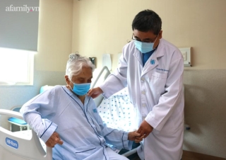 Hiếm gặp: Bác sĩ Sài Gòn lấy sỏi mặt, thay khớp háng cứu sống cụ bà 105 tuổi bất động sau khi ngã xuống sàn - Ảnh 3.