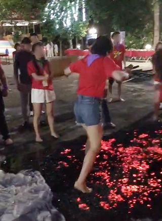 Cộng đồng mạng xôn xao với cảnh tượng đám đông hò reo giục cô gái đi trên đống than đỏ rực, kết quả khiến ai cũng bất ngờ - Ảnh 2.