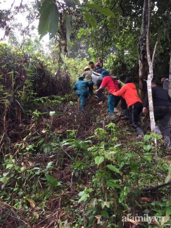 Quảng Nam: Vượt 20 km đường núi khiêng sản phụ bị động thai đi cấp cứu nhưng chỉ cứu được mẹ, thai nhi 4 tháng tuổi không qua khỏi - Ảnh 1.