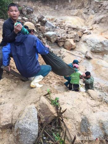 Thương tâm: Vượt 20km đường rừng núi, băng qua nhiều điểm sạt lở đưa sản phụ bị động thai đi cấp cứu, nhưng chỉ cứu được mẹ - Ảnh 2.