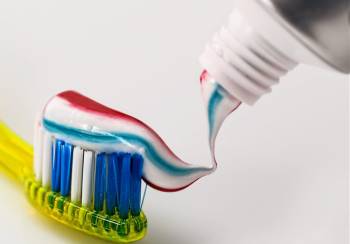 Dùng bao nhiêu kem đánh răng thì đủ? Một nha sĩ người Malaysia mới đây đã đăng tải một video giúp giải đáp câu hỏi này - Ảnh 2.
