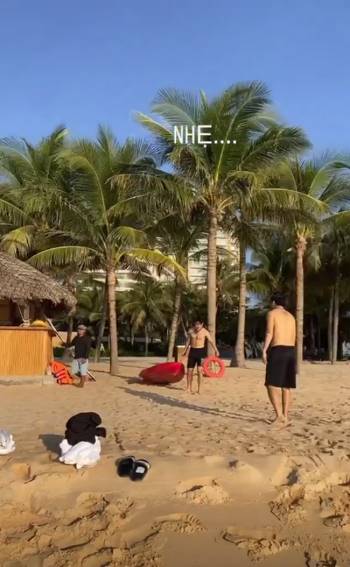 Team hot boy Minh Vương, Xuân Trường vừa xuống sân bay đã kịp check in ngay trên bãi biển resort 5 sao, khoe 6 múi khiến chị em 
