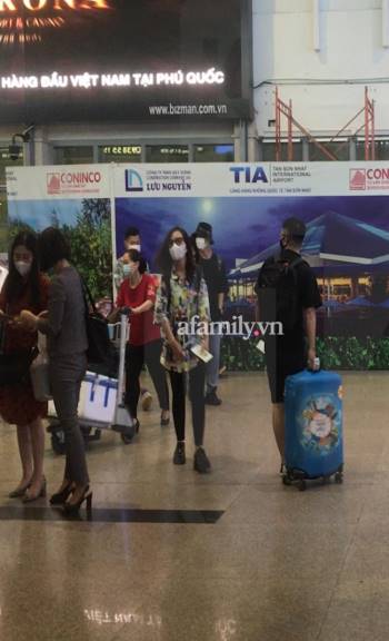 HOT: Hình ảnh đầu tiên của vợ chồng Công Phượng - Viên Minh ở sân bay Tân Sơn Nhất, chuẩn bị rời Sài Gòn đi Phú Quốc - Ảnh 2.