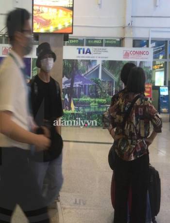 HOT: Hình ảnh đầu tiên của vợ chồng Công Phượng - Viên Minh ở sân bay Tân Sơn Nhất, chuẩn bị rời Sài Gòn đi Phú Quốc - Ảnh 3.