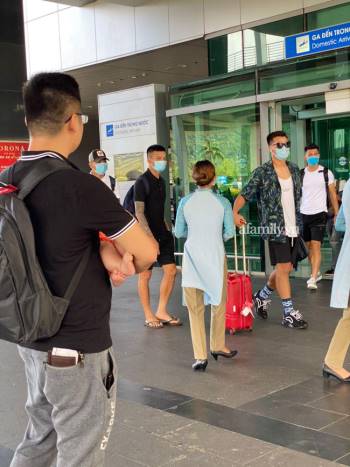 HOT: Hình ảnh đầu tiên của vợ chồng Công Phượng - Viên Minh ở sân bay Tân Sơn Nhất, hiện đã có mặt tại Phú Quốc chuẩn bị cho siêu đám cưới - Ảnh 7.