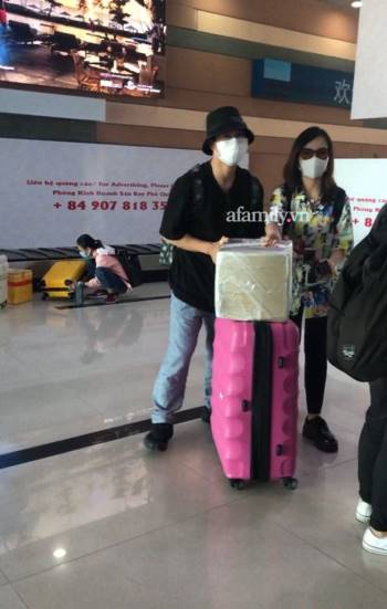 HOT: Hình ảnh đầu tiên của vợ chồng Công Phượng - Viên Minh ở sân bay Tân Sơn Nhất, hiện đã có mặt tại Phú Quốc chuẩn bị cho siêu đám cưới - Ảnh 12.