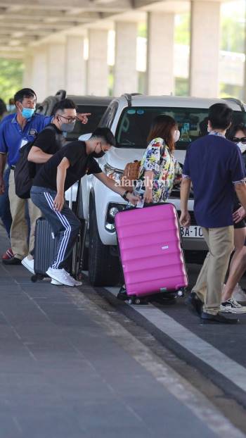 HOT: Công Phượng và Viên Minh đã có mặt ở sân bay Phú Quốc, khoảnh khắc chú rể ga lăng nhưng sau đó lại lẳng lặng tách đoàn để cô dâu tự xách cả chiếc vali nặng - Ảnh 20.