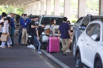HOT: Công Phượng và Viên Minh đã có mặt ở sân bay Phú Quốc, khoảnh khắc chú rể ga lăng nhưng sau đó lại lẳng lặng tách đoàn để cô dâu tự xách cả chiếc vali nặng - Ảnh 18.